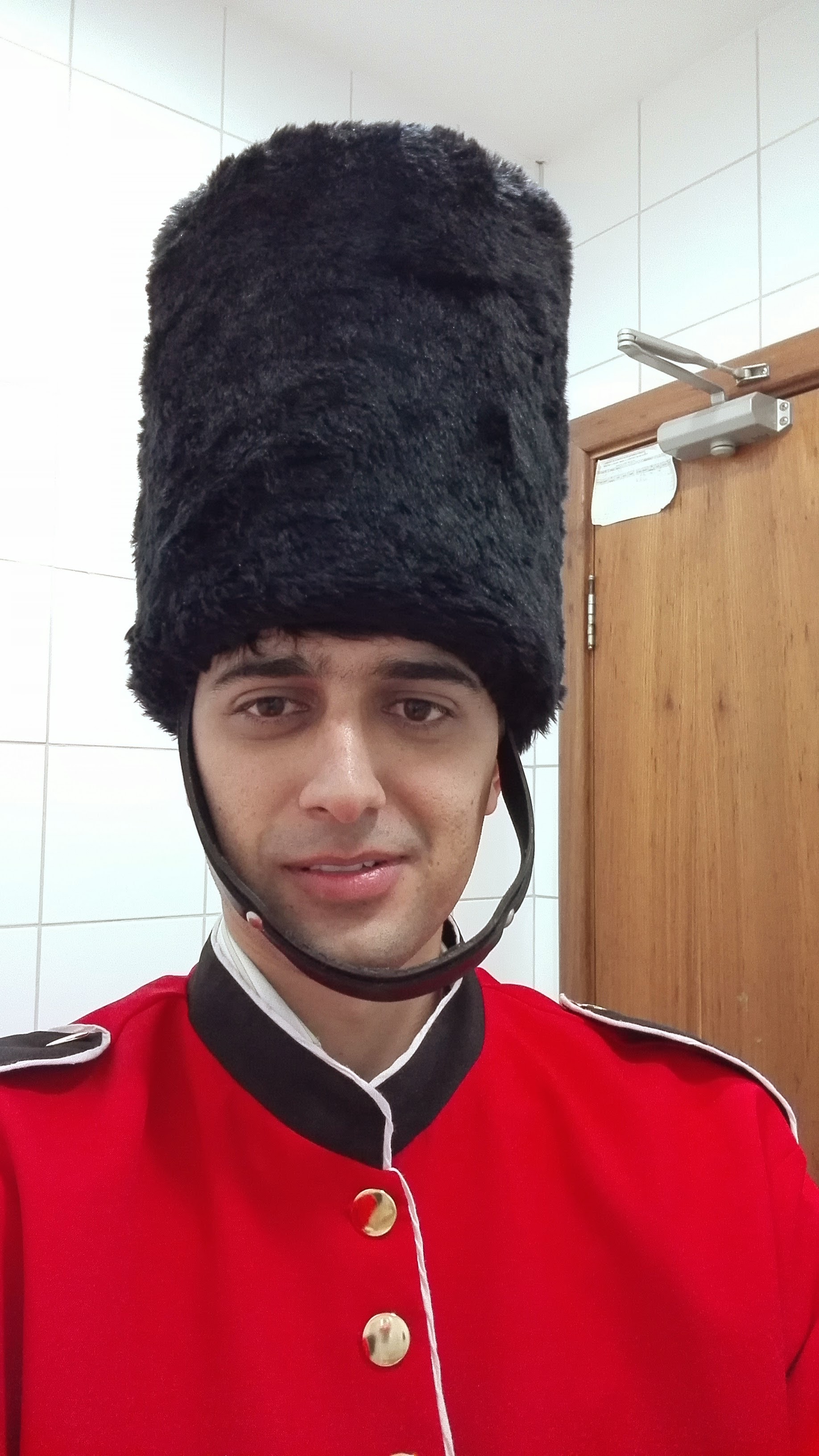 Jansen Moreira fantasiado de soldado da Guarda Real da Inglaterra em 2014, nos bastidores de uma campanha de incentivo nas lojas Nextel